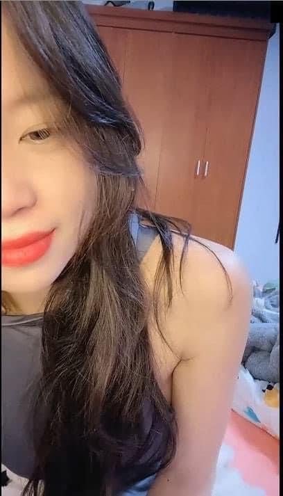 พี่ชายของฉันบดขยี้น้องสาวที่จะมีเพศสัมพันธ์