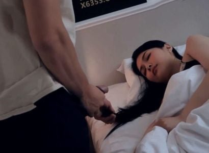 สาวเซ็กซี่เซ็กซี่ทำให้เด็กอยู่ข้างๆเขาไม่สามารถควบคุมได้