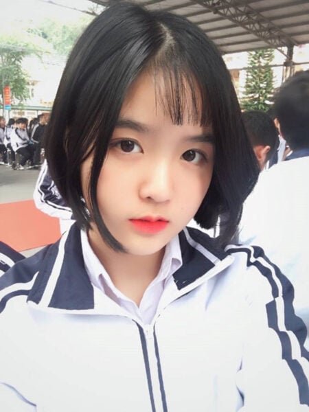 ในที่สุดพ่อเลี้ยงของเขาก็กดลูกสาวของเขาให้บดขยี้หี