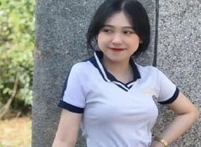 นักเรียนชายที่มีความสุขสองคนและครูสอนตัณหา