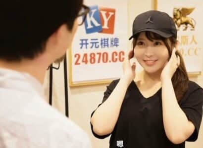 จ้องมองเพื่อนเปลือยกายของคุณและถูกจับได้ด้วยความสนุกสนานอย่างไม่น่าเชื่อ