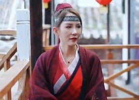 คนหนุ่มสาวพยายามที่จะเหมาะสมกับพนักงานต้อนรับ