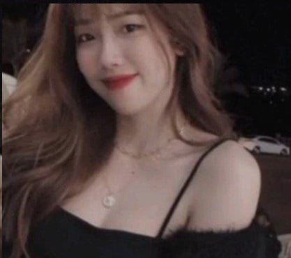 ในสระว่ายน้ำเด็กสีดำตัวใหญ่ครอบครองเพื่อนบ้านเล็ก ๆ
